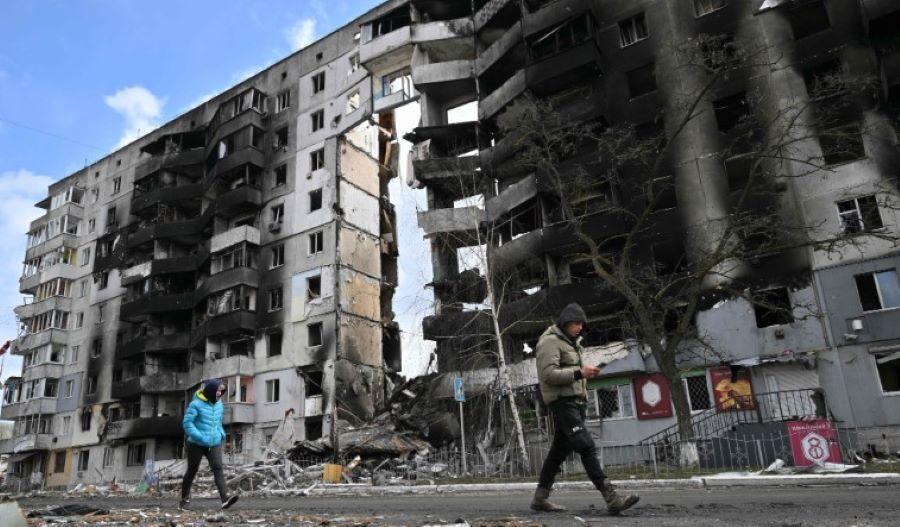 Im Februar dieses Jahres berechnete die Weltbank, dass der Wiederaufbau der Ukraine 411 Milliarden US-Dollar (375 Milliarden Euro) kosten würde. Und seitdem hat es noch viel mehr Zerstörung gegeben. Internationale Geber haben Bedenken hinsichtlich der ordnungsgemäßen Abrechnung der Mittel geäußert. Bucha vor einem Jahr: Viele Wohnblöcke der Stadt wurden in den ersten Kriegswochen schwer beschädigt