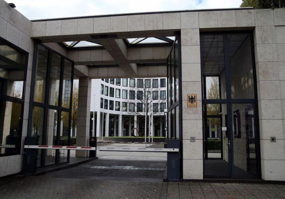 Nach der großangelegten Anti-Terror-Razzia im vergangenen Jahr wurde am Dienstag erstmals gegen 27 Tatverdächtige aus dem Reichsbürger-Milieu Anklage erhoben. Die Bundesanwaltschaft hatte mehrere Menschen aus der sogenannten "Reichsbürgerszene" im Zuge einer Razzia festnehmen lassen