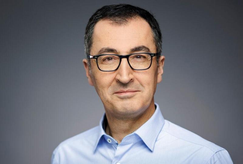 Bundeslandwirtschaftsminister Cem Özdemir (Grüne) hat die Haushaltseinigung seiner Regierungskollegen kritisiert. "Wenn sowohl Agrardieselbeihilfe als auch Kfz-Steuer-Befreiung gestrichen werden", werde die Landwirtschaft "überproportional belastet". Bundeslandwirtschaftsminister Cem Özdemir (Grüne)