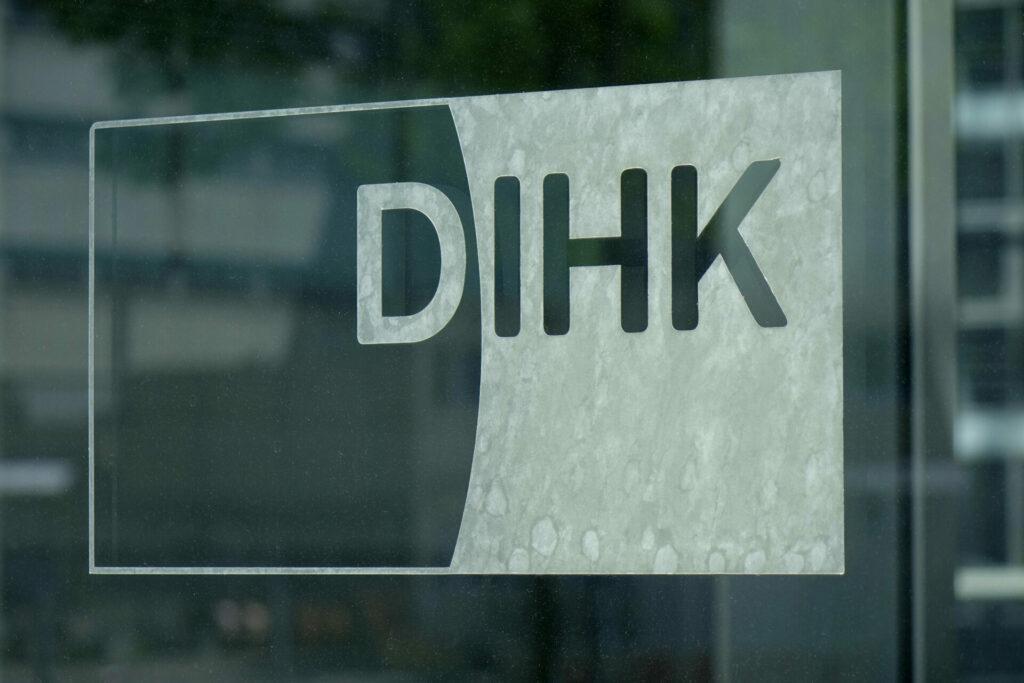 Rund 350 Konzerne, die besonders im internationalen Wettbewerb stehen und unter den hohen Strompreisen leiden, sollen zusätzliche Hilfen erhalten. Die bestehende sogenannte Strompreiskompensation soll für fünf Jahre verlängert und ausgeweitet werden. Die Ampel-Koalition ringt darum, wofür der Bund im kommenden Jahr noch wie viel Geld ausgeben kann