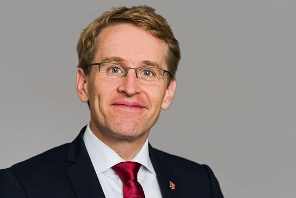 Daniel Günther räumt eine Mitverantwortung der Union für die "herausfordernde Stimmung in Deutschland" ein. Auch die "Erklärungsarmut des Bundeskanzlers" spiele eine Rolle, so der Ministerpräsident Schleswig-Holsteins. Daniel Günther räumt eine Mitverantwortung der Union für die "herausfordernde Stimmung in Deutschland" ein.