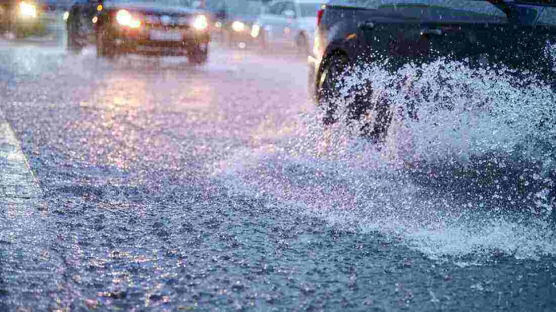 Der Sturm hat sich abgeschwächt, dafür ist am Wochenende in Teilen Deutschlands mit sehr viel Regen und Schnee zu rechnen. Auch die Pegel zahlreicher Flüsse werden steigen. Bahnreisende müssen sich auf volle Züge einstellen, weil zu den Weihnachtsreisenden noch die dazu kommen, die ihre Fahrten verschieben mussten. 60 bis 90 Liter pro Quadratmeter: Auf Sturm "Zoltan" folgen heftiger Regen und Schnee