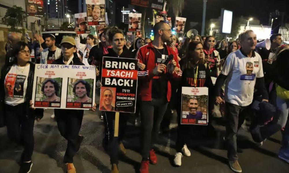  Es ist das erste Mal, dass die Familien der Entführten mit anderen Aktivisten bei einer Demonstration zusammenkommen