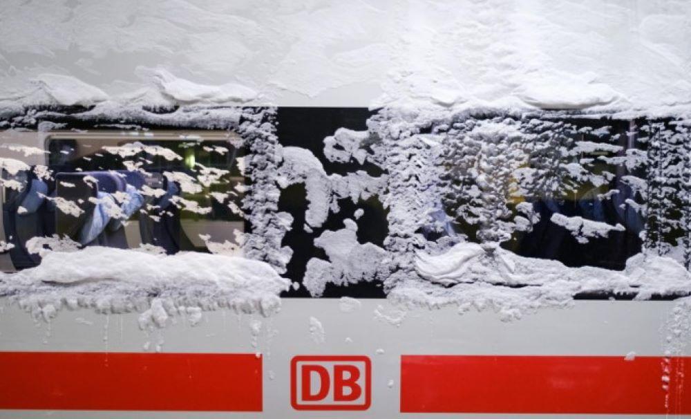 Welche Gründe gab es für den teils kompletten Ausfall der Bahn? Liegt es an Einsparungen? Das Geschehen mit zeitweise gänzlich eingestelltem Zugverkehr am Bahnhof München und auf vielen Strecken wirft Fragen auf. Die Deutsche Bahn will die Prozesse und Vorbereitungen für künftige Extremwetterereignisse optimieren