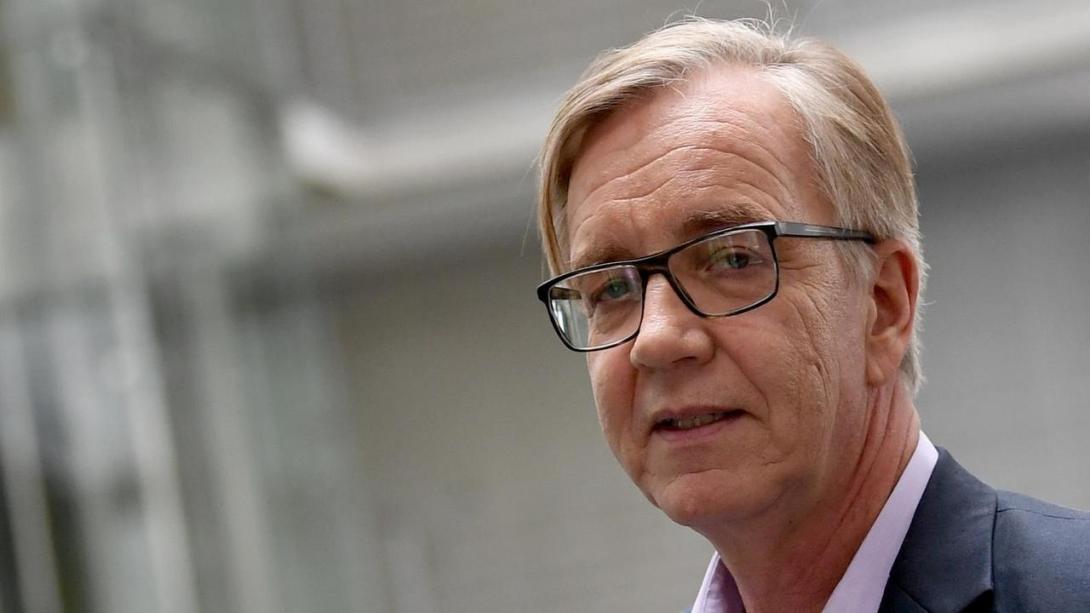 Wegen der Auflösung der Fraktion werden deren 108 Mitarbeiter entlassen. Einige dürften später bei der Linken-Gruppe oder der Wagenknecht-Gruppe unterkommen. Bartsch sagte dazu, dass die Linke als Gruppe einen Teil der Mitarbeiterinnen und Mitarbeiter weiter beschäftigen werde, "aber am Ende werden es deutlich weniger sein, weil die Globalzuschüsse für die Fraktion künftig fehlen. Ende der Linksfraktion Zäsur für Linke in Europa