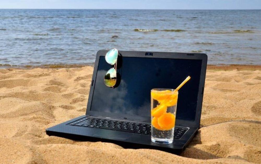 Emails beantworten, während die Hängematte in der warmen Brise schwingt. Bei einer virtuellen Konferenz die Zehen in den Sand stecken. Arbeiten aus Cafés, die Aussicht aus dem Fenster immer eine andere, mal Meer, mal Berge, mal pulsierende Großstadt. Digitale Nomaden - "Arbeiten, wo andere Urlaub machen"