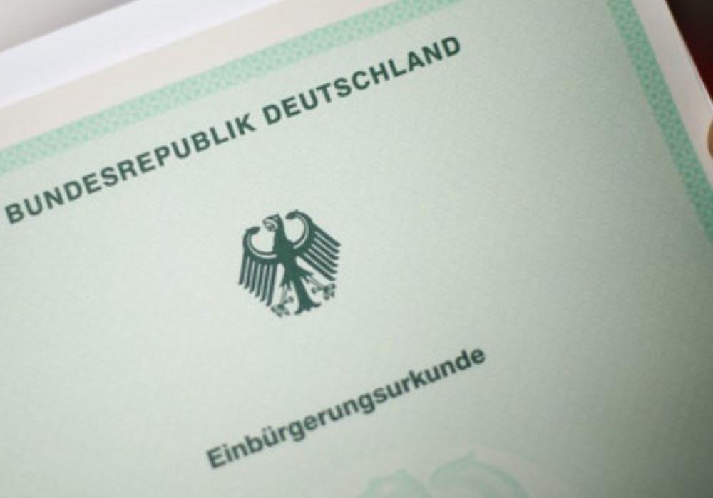 Die Ampelkoalition wollte eigentlich in diesem Jahr zwei Gesetzentwürfe zu Einbürgerungen und Abschiebungen über die Bühne bringen. Diese scheitern allerdings. Das liegt vor allem an der FDP. Reform des Staatsangehörigkeitsrechts wird auf 2024 verschoben