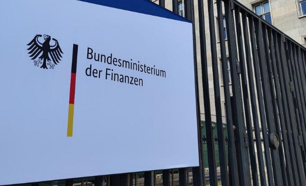 The sky is the limit: Jochen Breyer unterhält sich mit einem Milliardär, der mit seinem Privatjet um die Welt fliegt, um "mobil" seinen Geschäften nachzugehen. Breyers Film "ZDFzeit: Die geheime Welt der Superreichen - Das Milliardenspiel" ist der Nachfolger seiner viel beachteten Reportage "Geheimsache Katar". Beamtin aus dem Finanzministerium half Reichen bei der Steuervermeidung