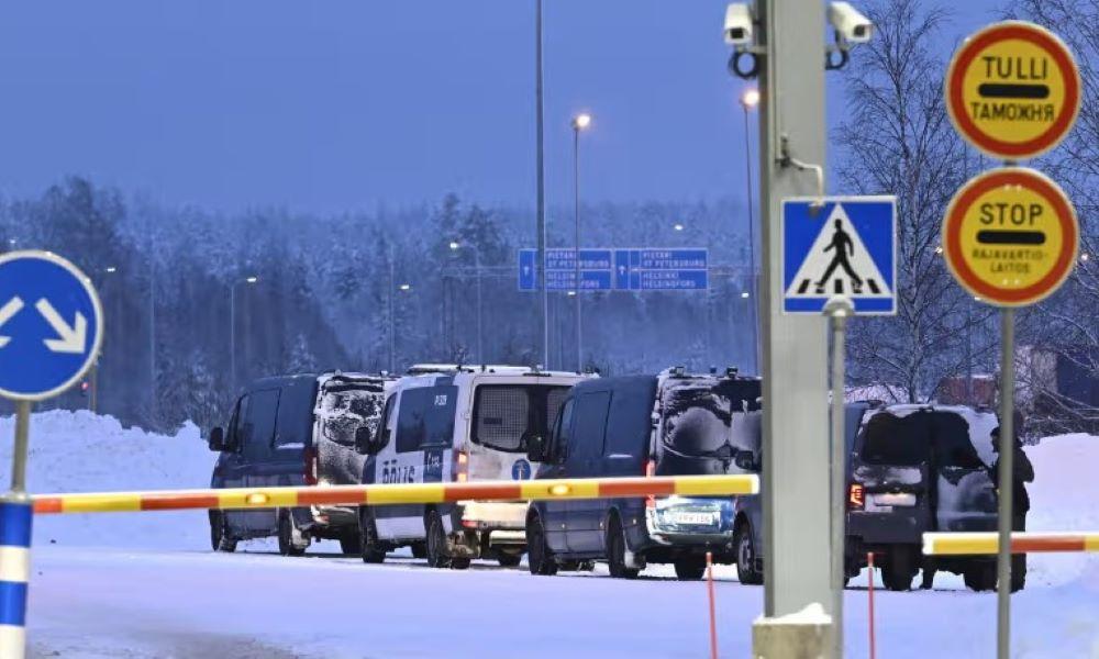 Finnland schließt seine Grenze Richtung Russland nach der kurzzeitigen Öffnung zweier Übergänge erneut. Die östliche Landesgrenze werde ab Freitag um 20.00 Uhr bis vorläufig zum 14. Januar wieder komplett geschlossen, teilte die finnische Regierung am Donnerstag mit. Finnische Polizei am Donnerstag am Grenzkontrollpunkt Vaalimaa zu Russland