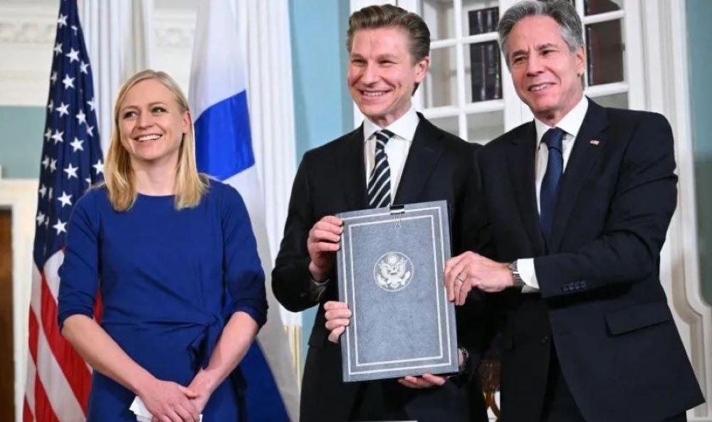 Finnland pflegte während des Kalten Krieges relativ freundschaftliche Beziehungen zu Russlands Vorgänger, der UdSSR, und verzichtete auf einen Beitritt zum westlichen Militärbündnis. Die finnische Außenministerin Elina Valtonen und Verteidigungsminister Antti Hakkanen mit US-Außenminister Antony Blinken