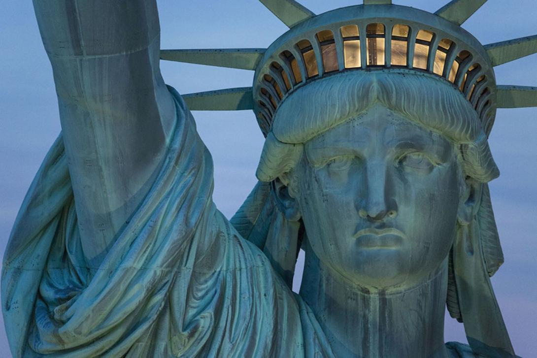 Kaum irgendwo zeigt sich die Zerrissenheit der US-Gesellschaft so dramatisch wie bei der konträren Auslegung des amerikanischen Freiheitsideals, auf das sich sowohl Präsident Joe Biden als auch sein möglicher Herausforderer Donald Trump berufen. Der Journalist Julian Heißler zeichnet die Konfliktlinien vom Waffenrecht bis zur Cancel Culture in einem packenden Buch nach. Die Vereinigten Staaten und die Freiheit - Die USA vor dem schicksalhaften Wahljahr