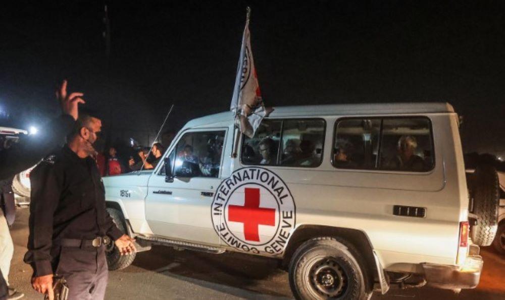 In der vergangenen Woche kamen während einer Feuerpause zwischen Israel und der Hamas 105 Geiseln frei. Im Gegenzug entließ Israel 240 palästinensische Häftlinge aus israelischen Gefängnissen. UN-Generalsekretär António Guterres pocht auf einen Waffenstillstand. Israel geht davon aus, dass insgesamt noch 137 Geiseln in dem Küstenstreifen festgehalten werden