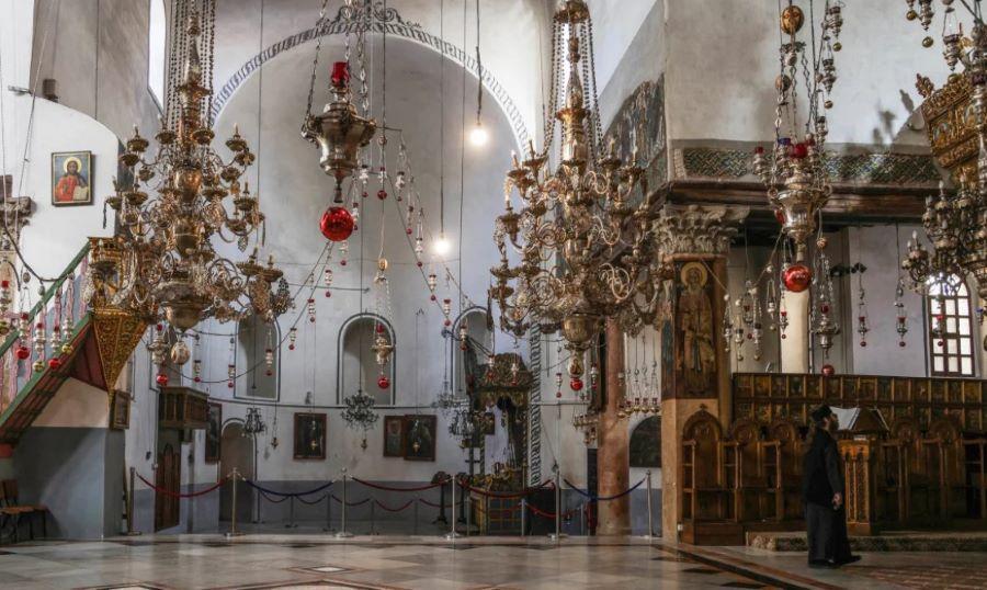 Dekorationen, die einst die Viertel schmückten, wurden entfernt. Die Paraden und religiösen Feiern wurden abgesagt. Im Stadtzentrum fehlt der traditionelle riesige Weihnachtsbaum am Manger Square auffällig. Die Geburtskirche, ein Weltkulturerbe, ist dieses Jahr weitgehend leer, da die Weihnachtsfeierlichkeiten ausgesetzt sind.