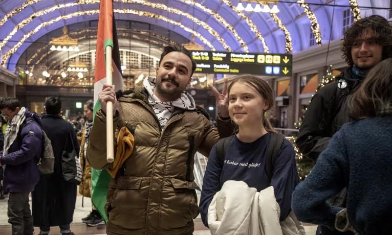 Klimaaktivistin Greta Thunberg hat Israel Völkermord vorgeworfen. Sie unterzeichnete mit weiteren Mitgliedern der schwedischen Fridays-for-Future-Gruppe einen entsprechenden Meinungsbeitrag, der in einer schwedischen und einer britischen Zeitung erschien. Der Angriff der islamistischen Terrororganisation Hamas könne die "anhaltenden Kriegsverbrechen Israels" nicht legitimieren, heißt es darin. Greta Thunberg bei einer Demonstration in Stockholm, Schweden, gegen israelische Angriffe auf Gaza, 24. November