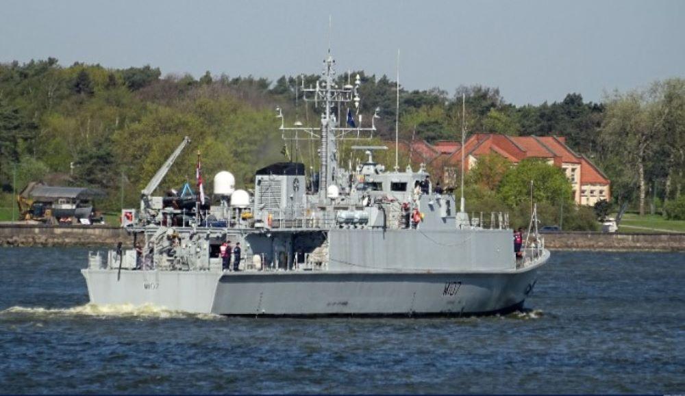 Die Bereitstellung von zwei Minensuchbooten der Royal Navy für die Ukraine ist seit langem in Arbeit. Sie waren Teil eines Pakets britischer maritimer Unterstützung, das vor dem Einmarsch Russlands in die Ukraine versprochen wurde. Die Royal Navy hat im Sommer ukrainische Besatzungen im Umgang mit den Schiffen geschult. HMS Pembrok, ein Minensuchboot der Sandown-Klasse der Royal Navy