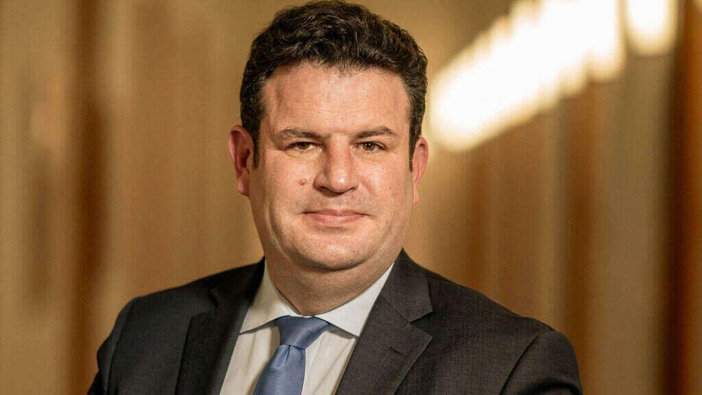 Einem Medienbericht zufolge will Bundesarbeitsminister Hubertus Heil Bürgergeld-Empfängern die Zahlungen streichen, wenn diese einen Job ablehnen. Die Pläne könnten schon im kommenden Jahr umgesetzt werden, heißt es. Hubertus Heil (SPD), Bundesminister für Arbeit und Soziales