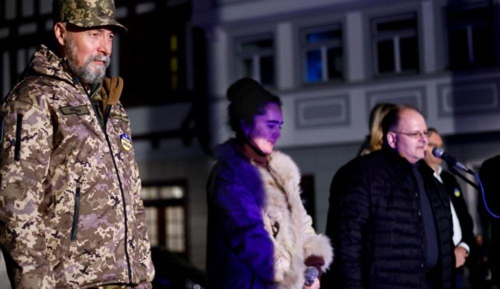 Ihor Zhaloba ist 59 Jahre alt, Historiker an der Universität – und seit Tag eins des russischen Überfalls als Freiwilliger Soldat in der ukrainischen Armee. Jetzt ist er nach Deutschland gekommen, um gegen einen besonders gefährlichen Gegner zu kämpfen: die seltsame Müdigkeit des Westens. Professor Ihor Zhaloba (links) sprach auf der Jahrestagsmahnwache "Solidarität mit der Ukraine" in Ulm.
