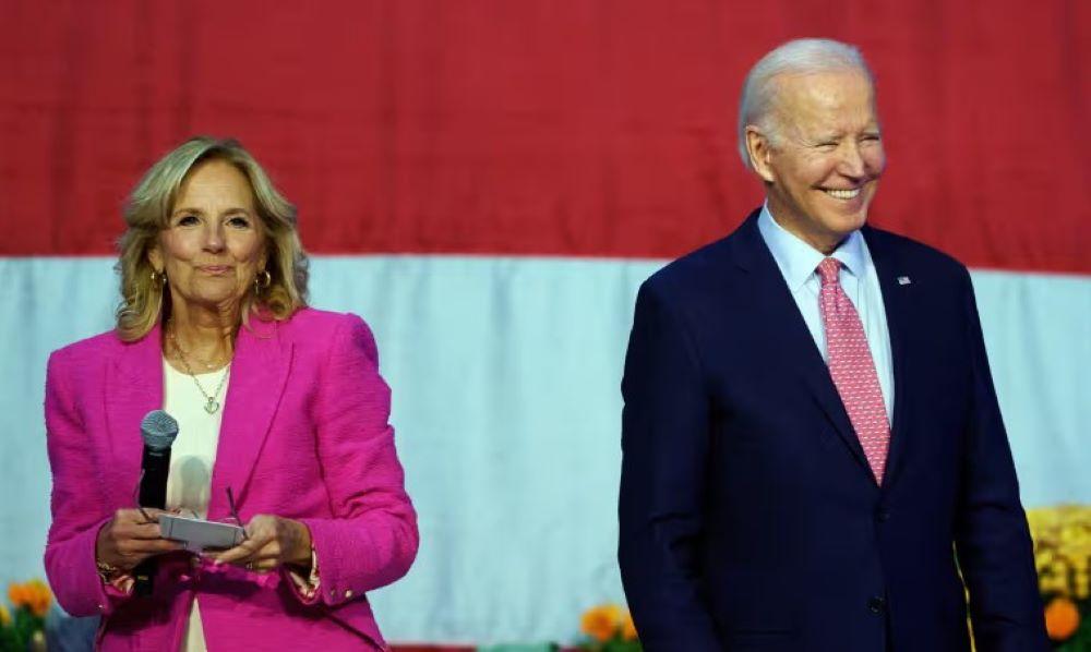 Am Rande einer Wahlkampfveranstaltung des US-amerikanischen Präsidenten Joe Biden ist es zu einem schweren Zwischenfall gekommen: Ein Auto raste in den Sicherheitskonvoi Bidens. Der Grund für den Vorfall ist derzeit noch unklar. Der US-Präsident blieb unversehrt. US-Präsident Joe Biden und Ehefrau Jill Biden