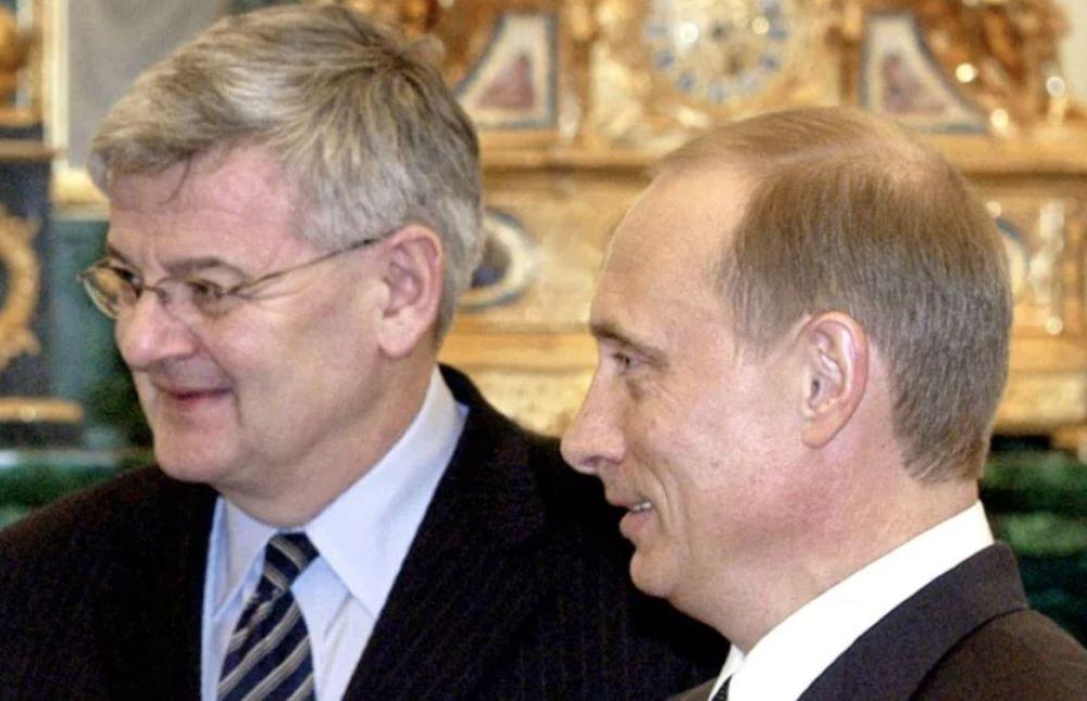 Der frühere Bundesaußenminister Joschka Fischer (Grüne) hat Europa zu Aufrüstung mit Atomwaffen aufgefordert. Dies sei allerdings "nicht mit Schuldenbremse und ausgeglichenen Haushalten" zu erreichen. Der belarussische Präsident Alexander Lukaschenko beschuldigte die Vereinigten Staaten unterdessen mit den Waffenlieferungen an die Ukraine Russland zum Einsatz von Atomwaffen drängen. Der frühere Bundesaußenminister Joschka Fischer (Grüne) mit Kreml-Chef Wladimir Putin