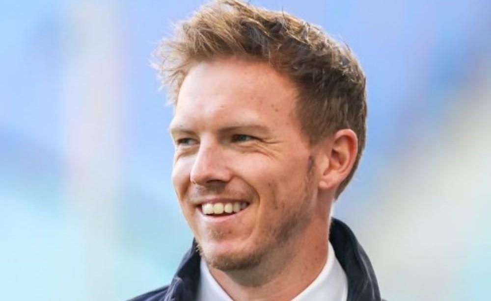 194 Tage hat Nagelsmann nun Zeit, die EM-Euphorie in Deutschland endlich zu entfachen. Wie viel Arbeit er dabei noch vor sich hat, zeigte sich zuletzt bei den enttäuschenden Auftritten gegen die Türkei (2:3) und in Österreich (0:2). Das Fazit des DFB-Coaches danach: Vielleicht braucht es weniger Zauberer und mehr Arbeiter! Gerade in Anbetracht der spielerisch überschaubar, dafür kämpferisch starken Gruppengegner, sollte er diese Erkenntnis auf keinen Fall vergessen. Trotz absolutemn Schneechaos schaffte es Bundestrainer Julian Nagelsmann pünktlich bei der EM-Auslosung zu sein