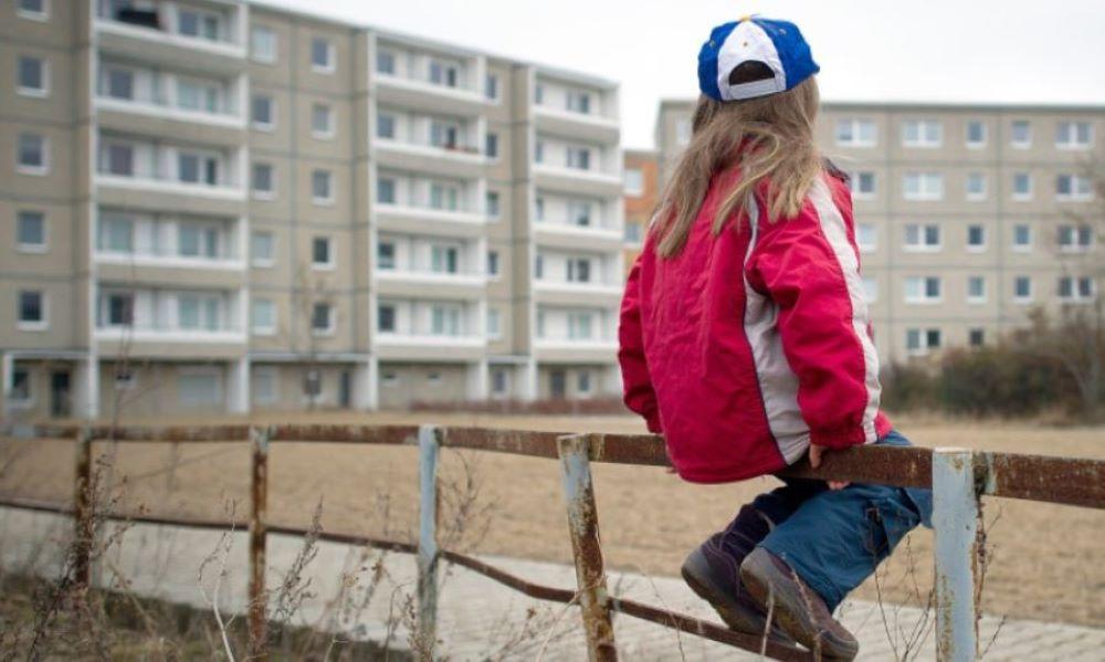 Kinderarmut bleibt in Deutschland auf hohem Niveau: Mehr als einer Million Kindern fehlt es teilweise am Nötigsten. Das UN-Kinderhilfswerk fordert, mehr in Kinder und Jugendliche zu investieren. Die Kinderarmut bleibt in Deutschland nach wie vor unverändert hoch
