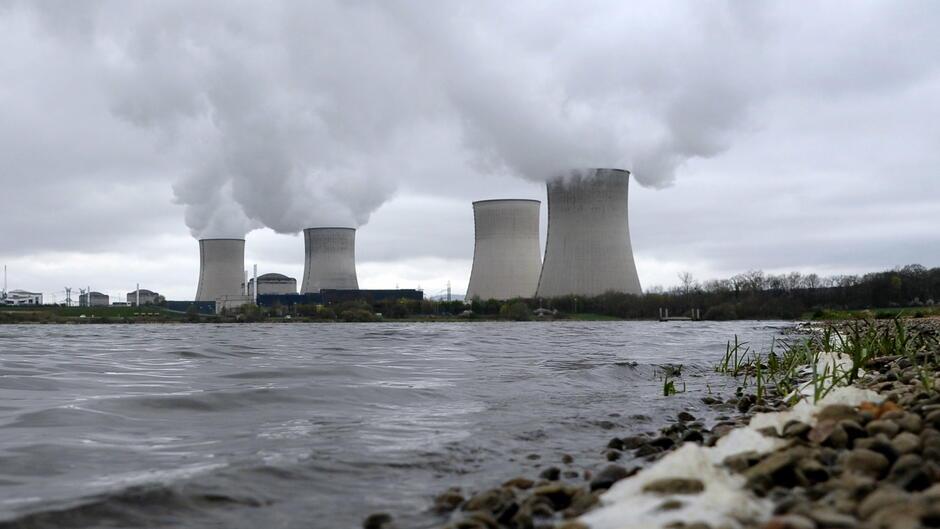 Die Ampel-Koalition hatte sich darauf verständigt, den Kohleausstieg "idealerweise" auf 2030 vorzuziehen, um den Ausstoß klimaschädlichen Kohlendioxids zu verhindern. Bislang ist ein um acht Jahre vorgezogener Ausstieg aber nur im Rheinischen Revier beschlossen. In den Revieren in Ostdeutschland ist er umstritten. Strom aus Kohlekraftwerken