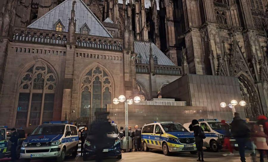 Nach den Hinweisen auf mögliche Anschlagspläne in Köln haben Spezialeinheiten eine Wohnung in Wesel durchsucht und fünf Männer vorläufig festgenommen. Einer der Männer sei "zur Gefahrenabwehr" in Gewahrsam genommen worden, erklärte die Polizei. Polizei sichert die Umgebung des Kölner Doms