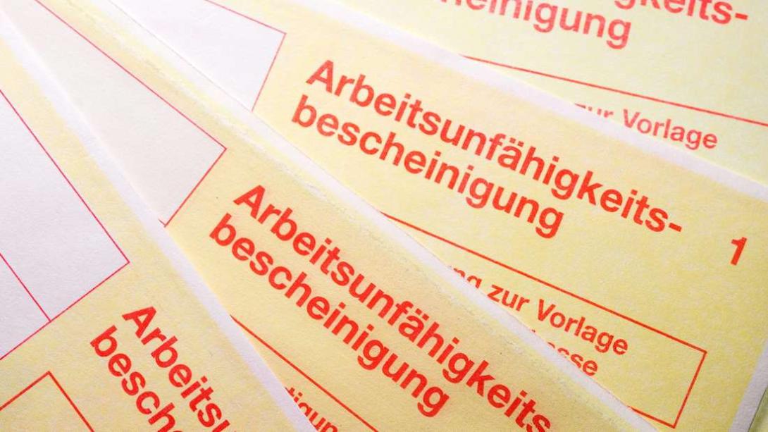 Besonders in jungen Altersgruppen stieg laut Krankenkasse der Anteil derer, die wegen psychischer Leiden krankgeschrieben waren. Traf dies 2021 noch auf 7,8 Prozent der 20- bis 24-Jährigen zu, waren ein Jahr später schon 11,7 Prozent mindestens einmal wegen seelischer Beschwerden arbeitsunfähig. Niedersachsen: Immer mehr Krankschreibungen wegen psychischer Leiden