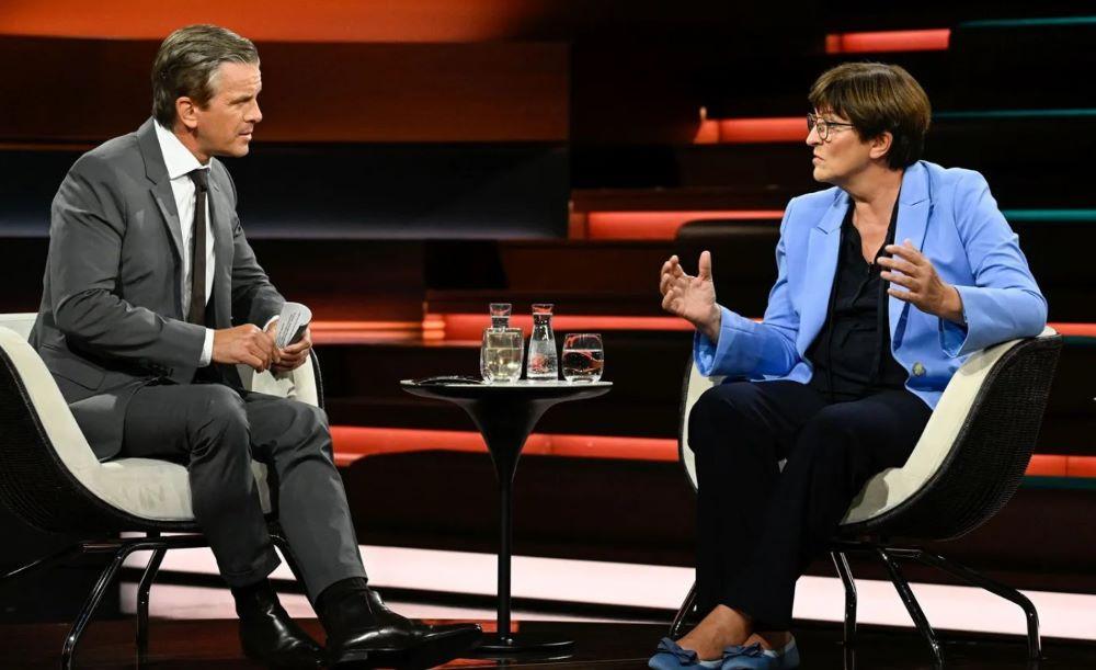 Nach dem 60-Milliarden-Urteil des Bundesverfassungsgerichts steht die Ampelregierung in der Kritik und unter enormem Druck. Bei "Markus Lanz" zeigte sich Saskia Esken dennoch wenig einsichtig und behauptete, die Vorgehensweise der Regierung sei gängige Praxis. SPD-Chefin Saskia Esken verteidigte am Dienstagabend bei "Markus Lanz" die Finanzplanung der Ampelkoalition