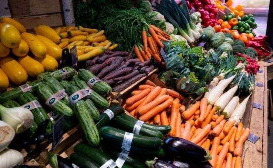 Die Inflation hat sich im November den fünften Monat in Folge abgeschwächt. Preistreiber blieben weiterhin Lebensmittel, während die Preise für Energie im Jahresvergleich noch stärker sanken als im Vormonat, wie das Statistische Bundesamt mitteilte. Die Lebensmittelpreise stiegen im Jahresvergleich um durchschnittlich 5,5 Prozent