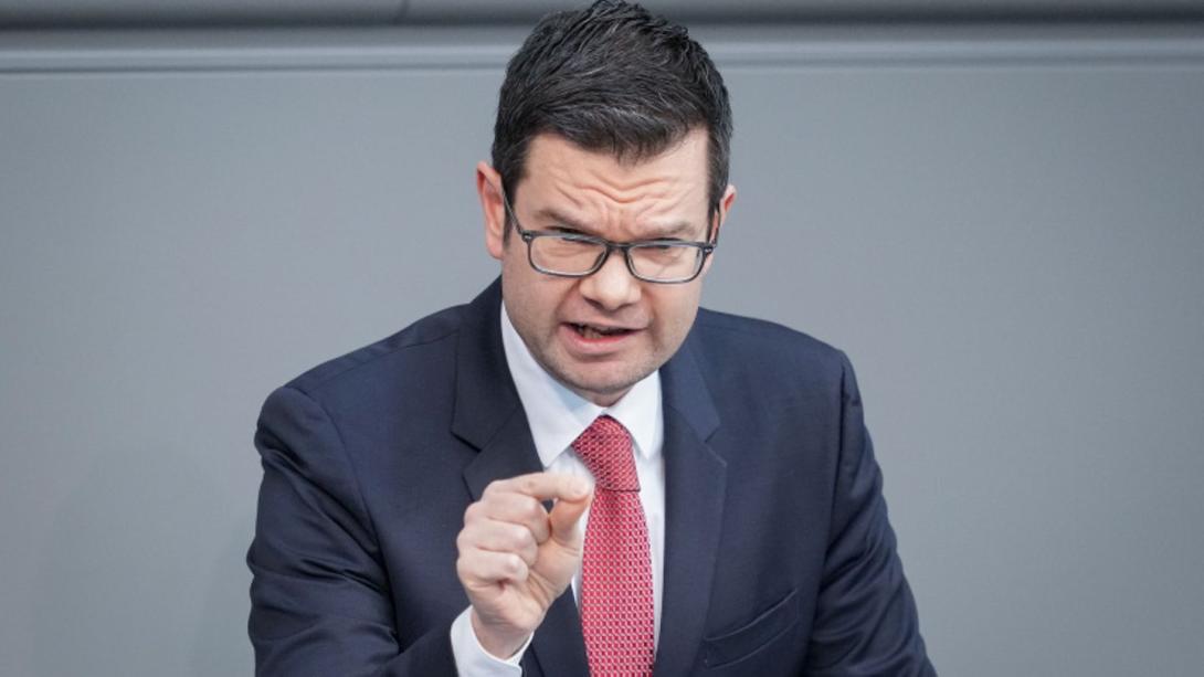 Im Kiewer Vorort Hostomel sollen flüchtende Zivilisten – darunter eine Person mit deutscher Staatsangehörigkeit – von russischen Streitkräften beschossen und verletzt worden sein. Die Bundesanwaltschaft konnte nun die mutmaßlichen Schützen und verantwortlichen Offiziere ermitteln. Bundesjustizminister Marco Buschmann (FDP)