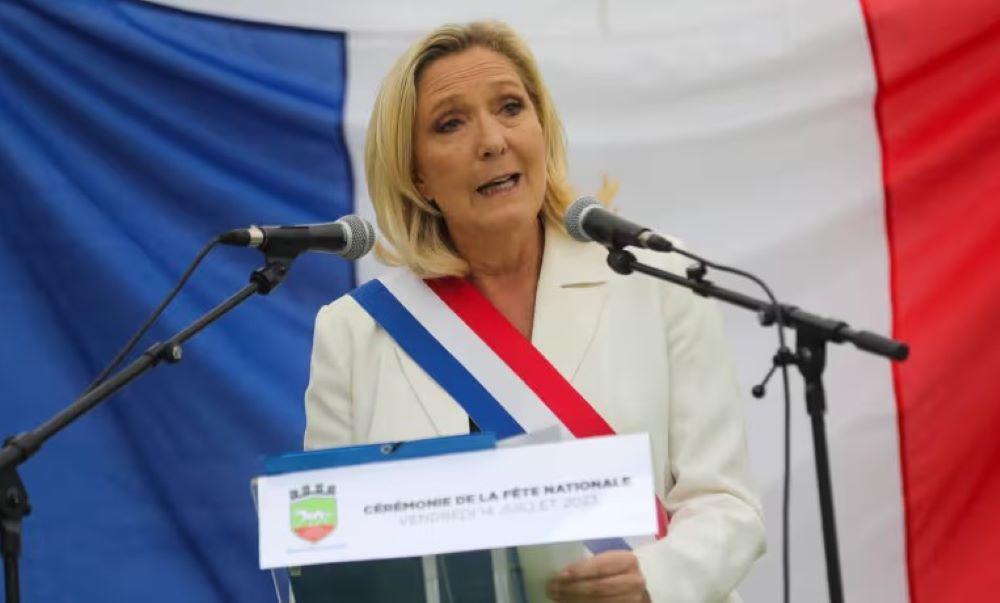 Die französische Rechtspopulistin Marine Le Pen muss sich wegen des Vorwurfs der Veruntreuung von EU-Geldern vor Gericht verantworten. Zwei Untersuchungsrichter haben einen Prozess gegen Le Pen und 26 weitere Parteifreunde angeordnet. Die französische Rechtspopulistin Marine Le Pen