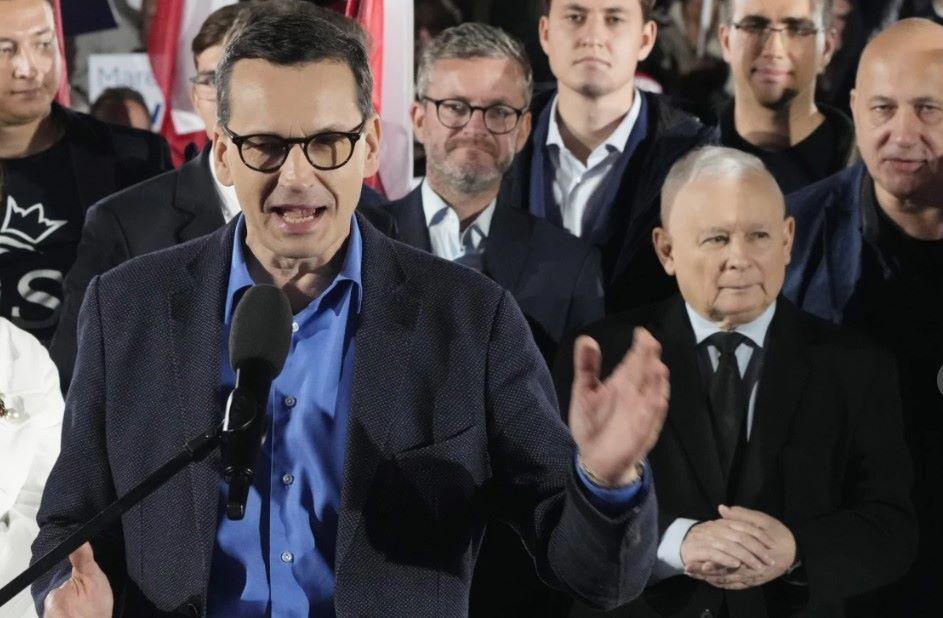 Die polnische Verfassung sieht vor, dass der Regierungschef innerhalb von 14 Tagen nach der Vereidigung die Vertrauensfrage im Parlament stellen muss. Dies wird Morawiecki nun mit Ablauf dieser Frist heute tun - ein praktisch chancenloses Unterfangen. Polens Ministerpräsident Morawiecki stellt die Vertrauensfrage