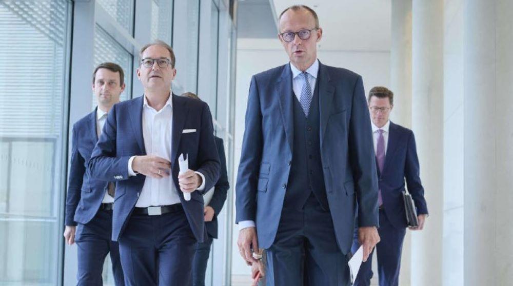Unionsfraktionschef Friedrich Merz und CSU-Landesgruppenchef Alexander Dobrindt baten in einem Schreiben um neue Gespräche über die im Juni beschlossene Reform des Wahlrechts. Anlass des Schreibens ist ein aktuelles Urteil des Bundesverfassungsgerichtes vom Mittwoch. Unionsfraktionschef Friedrich Merz (CDU) und CSU-Landesgruppenchef Alexander Dobrindt