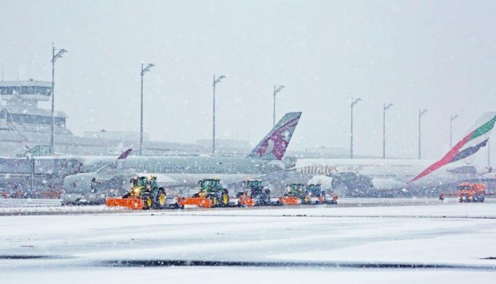 Kein Flugbetrieb, ein abgesagtes Bundesliga-Spiel, Staus und ausgefallene Züge: Schnee und Eis haben in Bayern am Samstag zu großen Beeinträchtigungen geführt. Am Münchner Flughafen ist der Flugbetrieb vorübergehend eingestellt