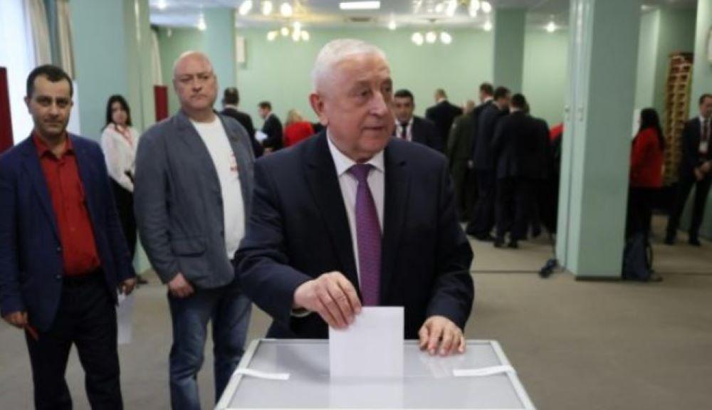 Die Kommunistische Partei Russlands hat den Politik-Veteran Nikolai Charitonow zu ihrem Kandidaten für die Präsidentschaftswahl im kommenden Jahr ernannt. Charitonow ist aber faktisch chancenlos gegen Amtsinhaber Wladimir Putin. Charitonow hatte sich bereits 2004 um die Präsidentschaft beworben