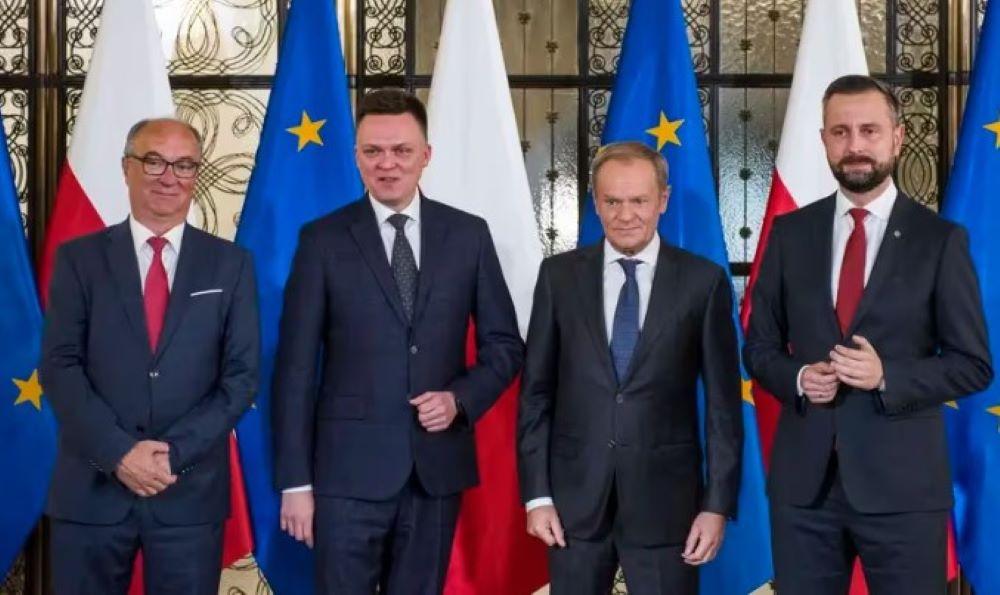 Knapp zwei Monate nach dem Sieg der Opposition bei der Parlamentswahl in Polen stellt der amtierende Regierungschef Morawiecki im Parlament die Vertrauensfrage - und scheitert. Jetzt schlägt die Stunde von Donald Tusk. Tusk hat versprochen, viele der Maßnahmen seiner Vorgänger in Bezug auf Rechtsstaatlichkeit und soziale Fragen rückgängig zu machen
