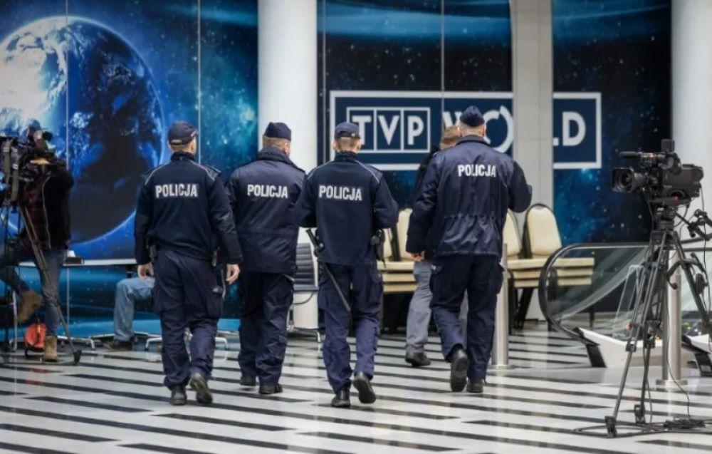 Wer im polnischen öffentlich-rechtlichen Sender TVP am Mittwoch Nachrichten sehen wollte, wurde enttäuscht: Statt der Sendung gab es nur einen Platzhalter mit dem Logo und einem Weihnachtssternchen. Der Nachrichtensender TVP Info und sein Internetportal waren sogar komplett abgeschaltet. Eine technische Panne war das nicht: Die neue proeuropäische Regierung von Donald Tusk hat mit dem Großreinemachen bei den öffentlich-rechtlichen Medien begonnen. Die neue proeuropäische Regierung von Donald Tusk hat mit dem Großreinemachen bei den öffentlich-rechtlichen Medien begonnen