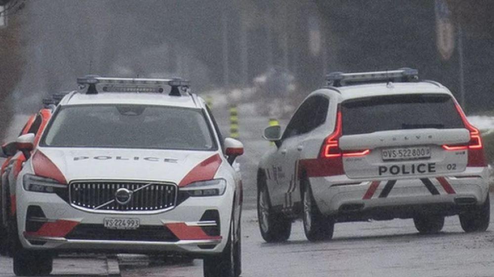 Der Verdächtige wurde am Montagnachmittag in der Region St-Léonard angehalten und festgenommen. Die Polizei hatte rund um das Wallis Straßensperren errichtet, um zu verhindern, dass der mutmaßliche Schütze das Land verlässt. Die Polizei sperrte Straßen im Wallis