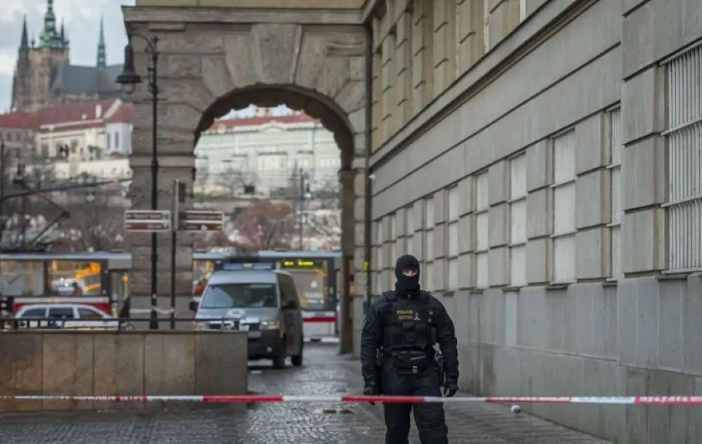 Die meisten Tschechen feiern Weihnachten am 24. Dezember. Die diesjährigen Feierlichkeiten finden unmittelbar nach einem Tag der nationalen Trauer für die Opfer vom Donnerstag statt. Polizei nimmt mutmaßlichen Nachahmer der Schießerei von Donnerstag festfest