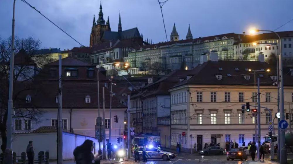 In Prag ist es zu Schüssen an einer Hochschule gekommen. Dabei soll es laut Polizeiangaben mehr als 15 Tote und Dutzende Verletzte gegeben haben. Unter den Toten ist auch der Schütze. Er könnte ein Student der Hochschule sein, nach dem bereits vor seiner Tat gefahndet wurde. An einer Hochschule in der Prager Innenstadt sollen Schüsse gefallen sein