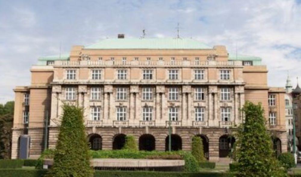 In Prag soll es zu Schüssen an einer Hochschule gekommen sein. Dabei soll es laut Polizeiangaben Tote und Dutzende Verletzte gegeben haben. Der Schütze sei laut dem tschechischen Innenminister tot In Prag soll es eine Schießerei gegeben haben