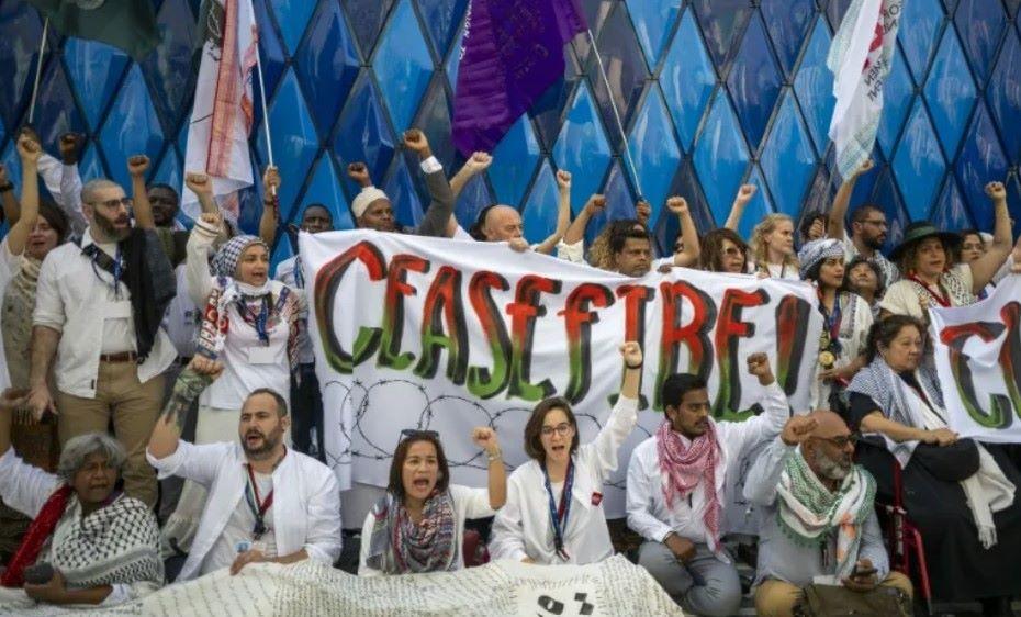 Führende Vertreter deutscher Umwelt-, Klima und Entwicklungsorganisationen haben sich am Rande der UN-Klimakonferenz mit einer Stellungnahme zur Gewalt in Israel und im Gazastreifen und dem Leid der Zivilbevölkerung auf beiden Seiten zu Wort gemeldet. Klimaaktivisten protestieren bei der COP28