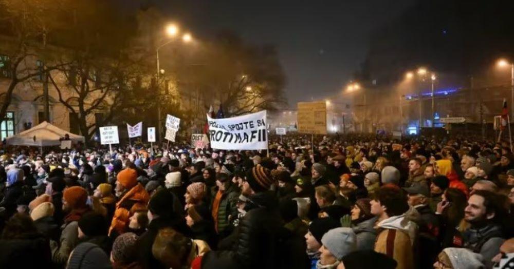 In der Slowakei kommt es derzeit zu großen Protesten wegen einer geplanten Strafrechtsreform, die unter anderem Strafen für Korruption verringern soll. Zudem soll das Büro der Sonderstaatsanwaltschaft abgeschafft werden. Tausende bei Protest gegen geplante Strafrechtsreform in der Slowakei