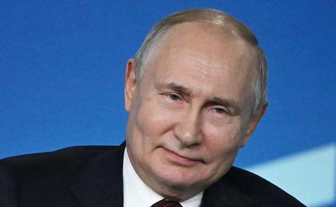 In Russland soll am 17. März 2024 ein neuer Präsident gewählt werden. Das vom russischen Föderationsrat festgelegte Datum teilte das Oberhaus des Parlaments in Moskau am Donnerstag mit. Wird Präsident Wladimir Putin erneut kandidieren? Beobachter gehen davon aus, dass Präsident Wladimir Putin als Kandidat antreten wird