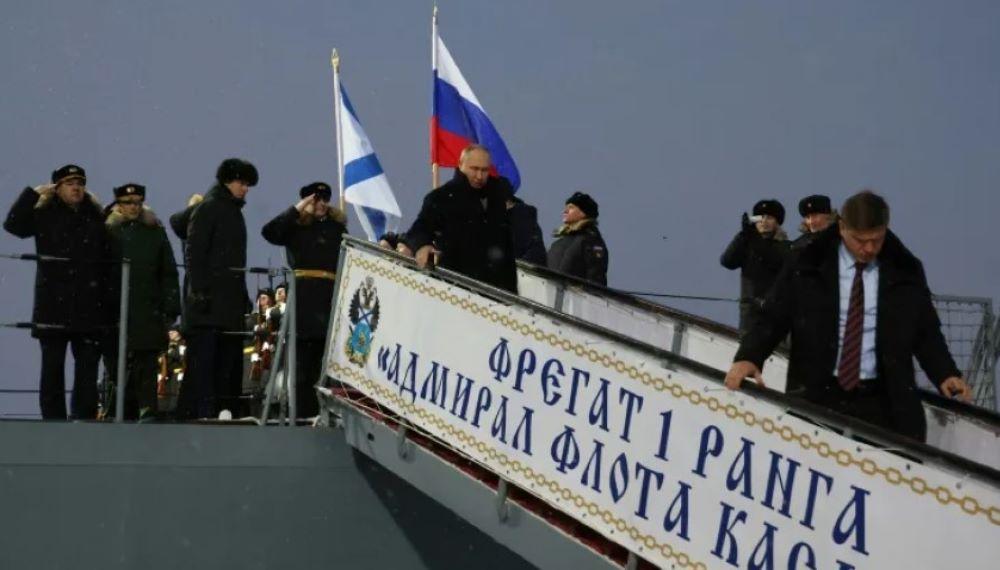 Russlands Präsident Wladimir Putin hat im Norden des Landes zwei neue Atom-U-Boote eingeweiht. Russlands Präsident Putin weiht zwei neue Atom-U-Boote ein
