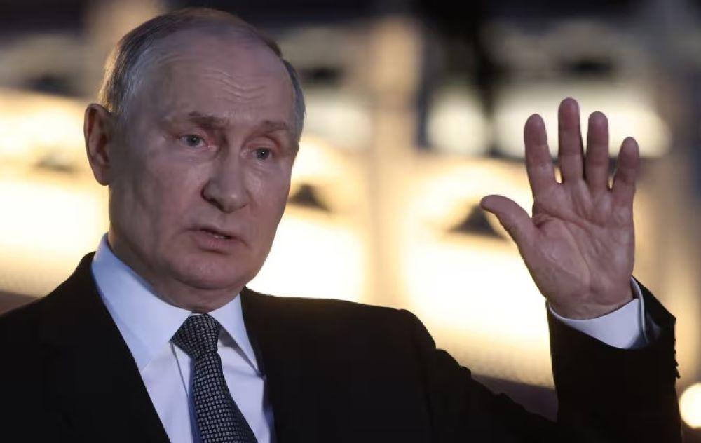 Die neuen Maßnahmen zum internationalen Flughafen Pulkowo würden im "Zusammenhang mit der Gefahr für die nationalen Interessen und wirtschaftliche Sicherheit der Russischen Föderation" ergriffen, hieß es. Präsident Wladimir Putin hat eine neue Betreiberstruktur des Flughafens Pulkowo in St. Petersburg angeordnet