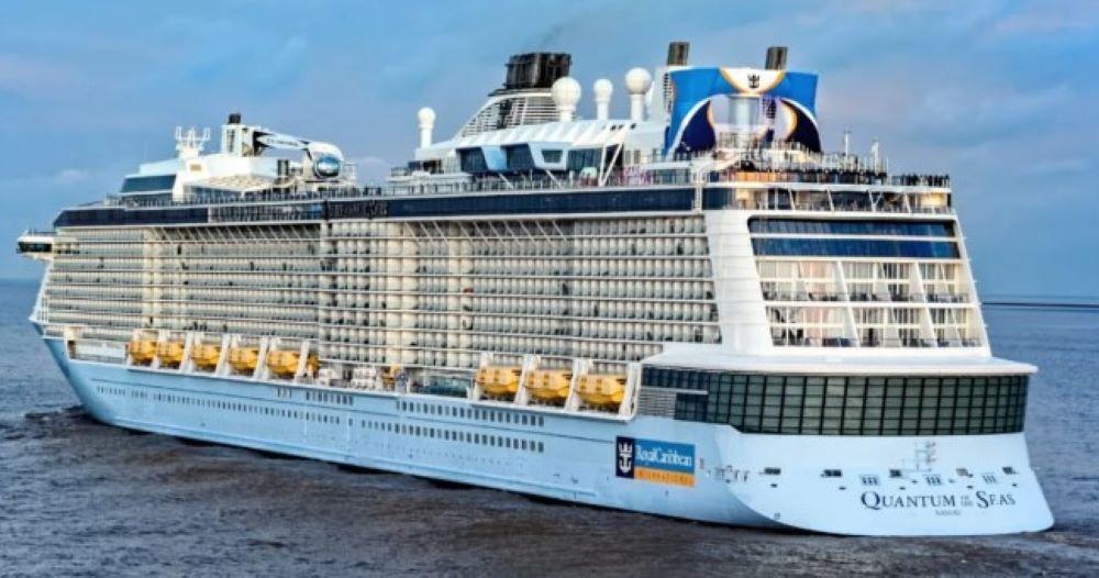 Auf die Vorfreude folgte Ernüchterung: Kreuzfahrt-Anbieter "Royal Caribbean" hat mehrere Passagiere mit gepackten Koffern im Hafen von Brisbane stehen lassen. Grund: Die Kabinen im Schiff "Quantum of the Seas" waren überbucht. Überbucht: Kreuzfahrtschiff lässt Passagiere am Hafen stehen