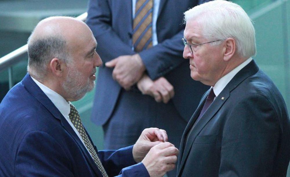 Wie sicher ist Deutschland vor den Attacken der radikalen Hamas-Gruppe? Laut Ron Prosor, Israels Botschafter in Berlin, ist Wachsamkeit jetzt wichtiger denn je. Ron Prosor, Botschafter von Israel, trifft Bundespräsident Frank-Walter Steinmeier