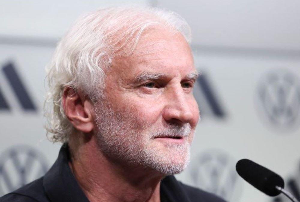 Der Sportdirektor des DFB und ehemalige Weltmeister reagierte auf die Sätze des hochrangigen DFB-Funktionärs, der nicht zum ersten Mal mit deutlicher Kritik an der Nationalmannschaft auffällt. Der Sportdirektor des DFB Rudi Völler